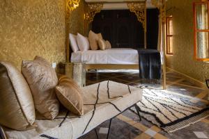 - un salon avec un canapé et un lit dans l'établissement Riad SofYan & Spa, à Marrakech