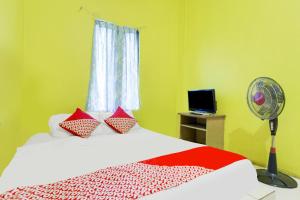 Tempat tidur dalam kamar di SPOT ON 91879 Emes Jaya Homestay