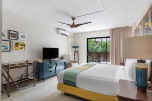 una camera d'albergo con letto e TV di White Sands Hotel a Honolulu