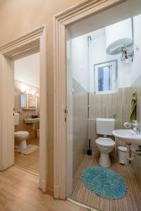 Kúpeľňa v ubytovaní Andrássy 53 2bedroom Center Apartment + 16 fotografií