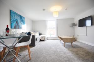 un soggiorno con divano e tavolo di homely - Great Yarmouth Beach Apartments a Great Yarmouth