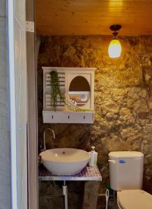 a bathroom with a sink and a toilet at 寵物友善九份沐石原宿一館包棟民宿MU SHI BnB兩人即包棟 in Ruifang