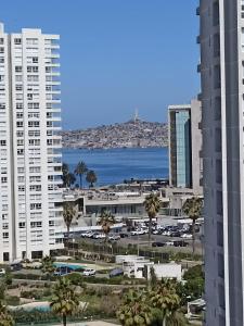 - Vistas a la ciudad y al océano desde un edificio en Marina Sol III Playa y Casino, en Coquimbo