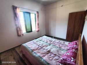Llit o llits en una habitació de Basant - Madhu