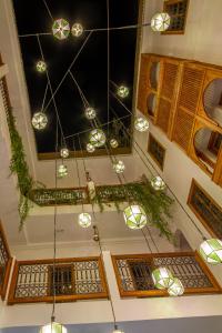 una vista sul soffitto di un edificio con luci di Riad SofYan & Spa a Marrakech