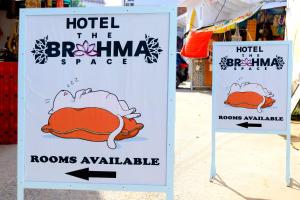 een bord voor een hotel met een kalkoen erop bij The Brahma Space in Pushkar