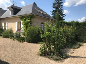 une maison avec un jardin en face dans l'établissement Gite Vénérand, à Acquigny