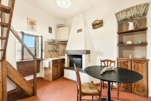 A kitchen or kitchenette at La Luna nel Castello