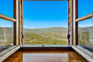 A general mountain view or a mountain view taken from the holiday home