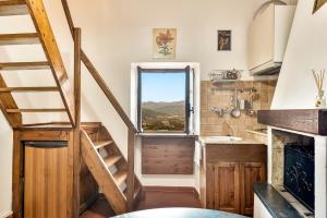 A kitchen or kitchenette at La Luna nel Castello