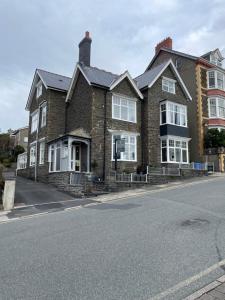 uma grande casa de tijolos ao lado de uma rua em Bodalwyn Guest House em Aberystwyth