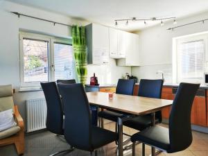 eine Küche mit einem Holztisch und Stühlen in der Unterkunft Kreischberg Holiday with Sauna in Sankt Lorenzen ob Murau