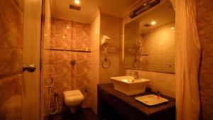 y baño con lavabo, aseo y ducha. en National Residency, en Mysore