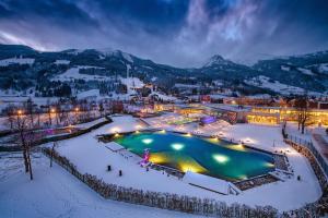 um resort com piscina na neve em Apartment NH96 inklusive kostenfreiem Eintritt in die Alpentherme em Bad Hofgastein