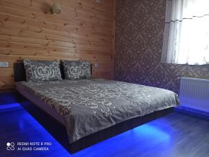 una camera con un letto e una parete in legno di Нова квартира a Poltava