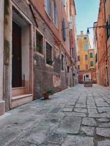 an empty street in an alley with buildings at Le Pizzocchere in Venice