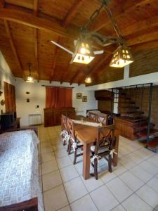 - une salle à manger avec une table et des chaises en bois dans l'établissement Casa La Encantada, en el pedemonte mendocino, à Luján de Cuyo
