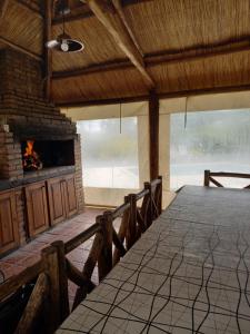 une salle à manger avec une table et une cheminée dans l'établissement Casa La Encantada, en el pedemonte mendocino, à Luján de Cuyo