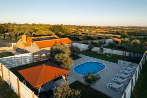 Bazén v ubytování Holiday house Dalma nebo v jeho okolí