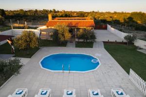 Bazén v ubytování Holiday house Dalma nebo v jeho okolí