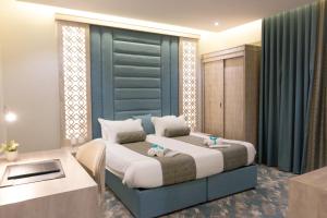 een slaapkamer met een groot bed en een bureau bij فندق واي هوتل in Abha