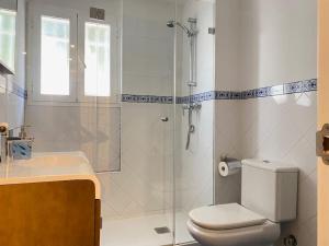 W łazience znajduje się prysznic, toaleta i umywalka. w obiekcie Hispalis Nervión w Sewilli