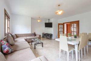 Casa Guadalmar في مالقة: غرفة معيشة مع أريكة وطاولة