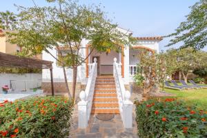 Un escalier mène à une maison fleurie. dans l'établissement Casa Guadalmar, à Malaga