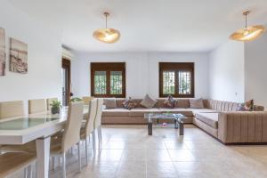 - un salon avec un canapé et une table dans l'établissement Casa Guadalmar, à Malaga