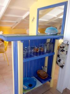 a blue counter with a sink in a room at Charmant et spacieux studio à 50m de la plage in Le Diamant