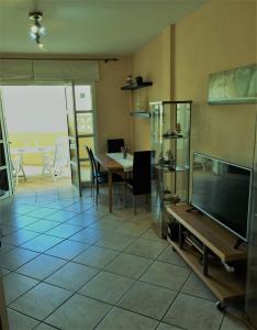 een woonkamer met een tafel en een televisie bij Benimar 64 in Adeje