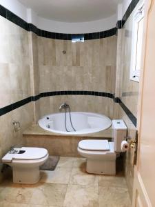 een badkamer met een toilet en een bad bij Benimar 64 in Adeje