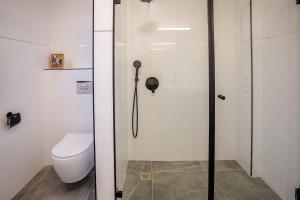 חדר רחצה ב-וילה רוני בריכה מחוממת Villa Roni Heated pool