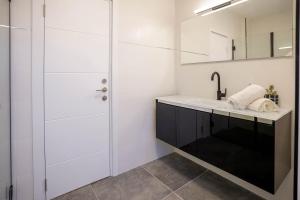 חדר רחצה ב-וילה רוני בריכה מחוממת Villa Roni Heated pool