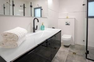 חדר רחצה ב-וילה רוני בריכה מחוממת Villa Roni Heated pool
