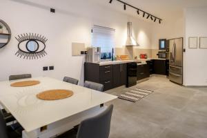 מטבח או מטבחון ב-וילה רוני בריכה מחוממת Villa Roni Heated pool