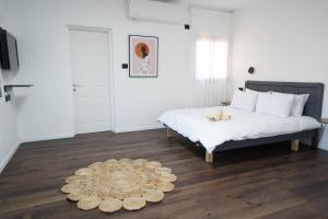 מיטה או מיטות בחדר ב-וילה רוני בריכה מחוממת Villa Roni Heated pool