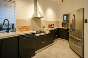 מטבח או מטבחון ב-וילה רוני בריכה מחוממת Villa Roni Heated pool