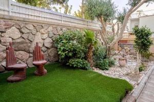 גינה חיצונית ב-וילה רוני בריכה מחוממת Villa Roni Heated pool