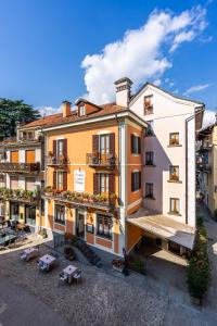 una vista aérea de un edificio con mesas y sillas en Locanda Piemonte da Sciolla en Domodossola