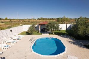 Bazén v ubytování Holiday house Dalma nebo v jeho okolí