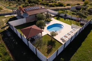 Bazén v ubytování Holiday house Dalma nebo v jeho okolí