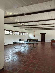 una habitación vacía con mesas y sillas. en Hospedaria da Josilene, en Florianópolis