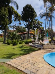un patio del complejo con piscina y palmeras en Hospedaria da Josilene, en Florianópolis
