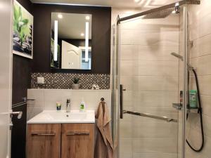 a bathroom with a sink and a shower at Ferienhaus Blaue Blume mit 11 kW Ladestation, Kamin, Terrasse, eingezäuntem Garten, Sauna, WLAN, Netflix, 2 Hunde willkommen! in Güntersberge +66 photos