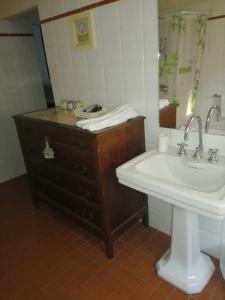 a bathroom with a sink and a mirror at BeB LE CASE ROSSE in Verucchio