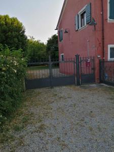 una puerta frente a una casa con un edificio rojo en BeB LE CASE ROSSE, en Verucchio