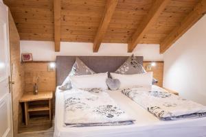 Ένα ή περισσότερα κρεβάτια σε δωμάτιο στο Ferienbauernhof Rosenberger