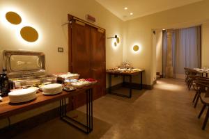 a restaurant with a buffet with plates on a table at Hotel Dei Dragomanni in Venice
