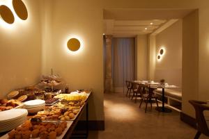 a buffet in a restaurant with a table of food at Hotel Dei Dragomanni in Venice